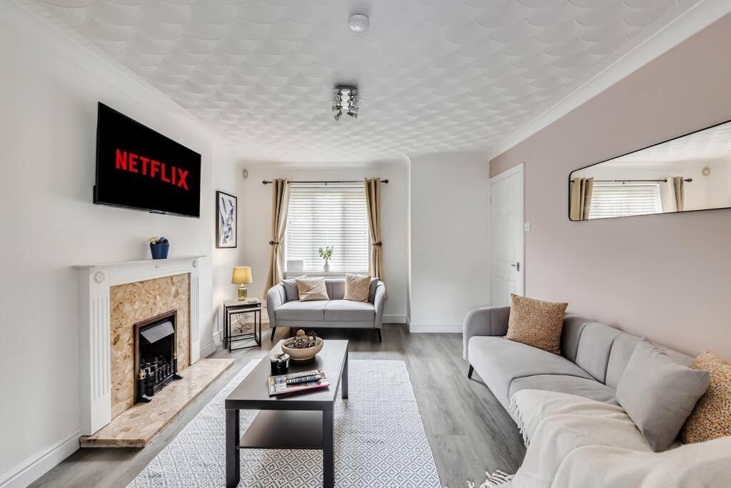 Stylish Detached House - Close To Centre - Sleeps Up To 7 - Driveway Parking, Self Check-in, Study Room, Fast Wifi And Sky Tv By Yoko Holiday home
