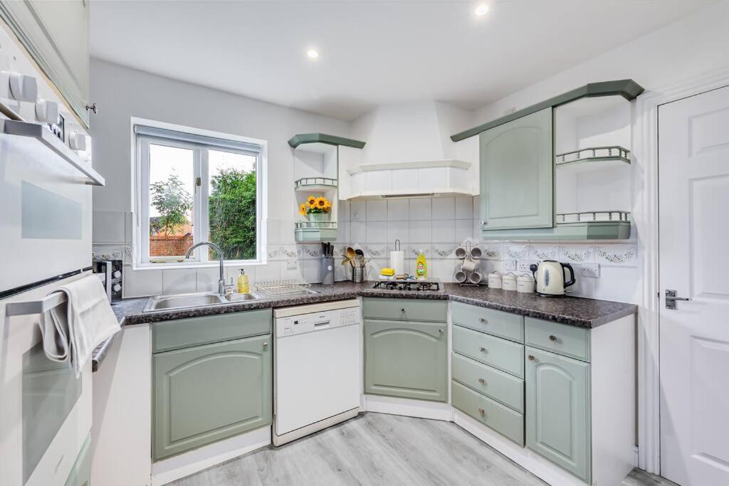 Stylish Detached House - Close To Centre - Sleeps Up To 7 - Driveway Parking, Self Check-in, Study Room, Fast Wifi And Sky Tv By Yoko Holiday home Milton Keynes