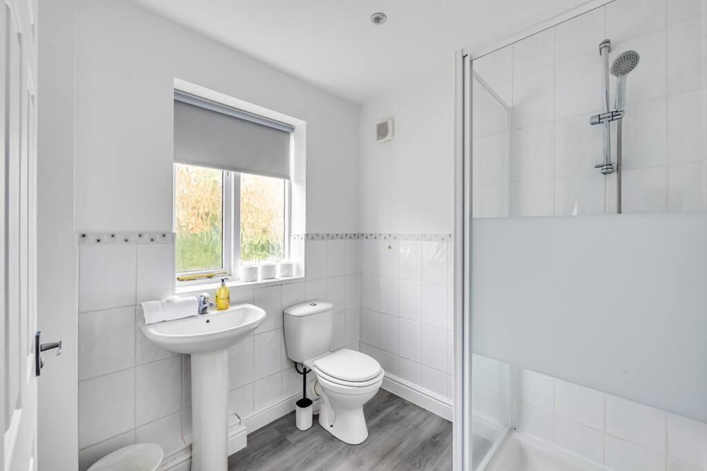 Stylish Detached House - Close To Centre - Sleeps Up To 7 - Driveway Parking, Self Check-in, Study Room, Fast Wifi And Sky Tv By Yoko Milton Keynes