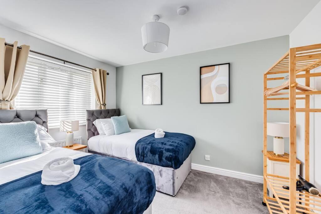 Stylish Detached House - Close To Centre - Sleeps Up To 7 - Driveway Parking, Self Check-in, Study Room, Fast Wifi And Sky Tv By Yoko Holiday home