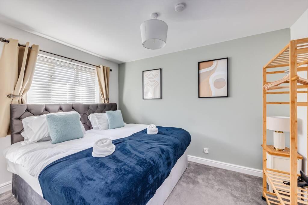 Holiday home Stylish Detached House - Close To Centre - Sleeps Up To 7 - Driveway Parking, Self Check-in, Study Room, Fast Wifi And Sky Tv By Yoko