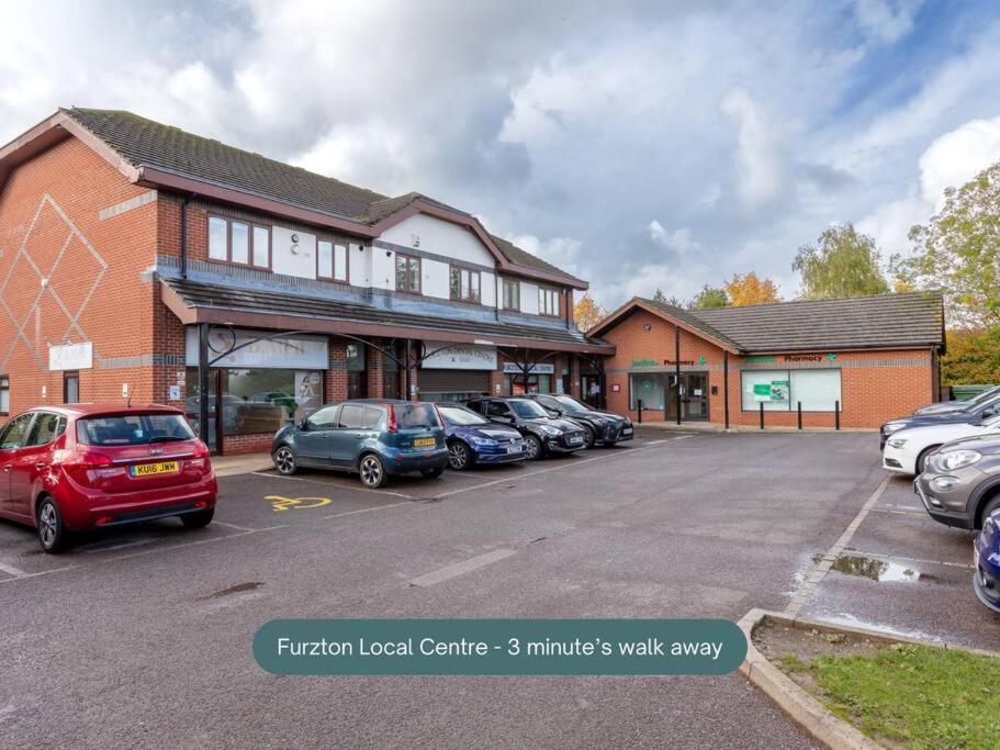 Stylish Detached House - Close To Centre - Sleeps Up To 7 - Driveway Parking, Self Check-in, Study Room, Fast Wifi And Sky Tv By Yoko Holiday home *