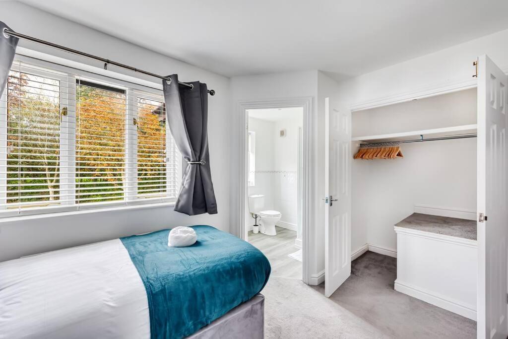 Stylish Detached House - Close To Centre - Sleeps Up To 7 - Driveway Parking, Self Check-in, Study Room, Fast Wifi And Sky Tv By Yoko Holiday home Milton Keynes