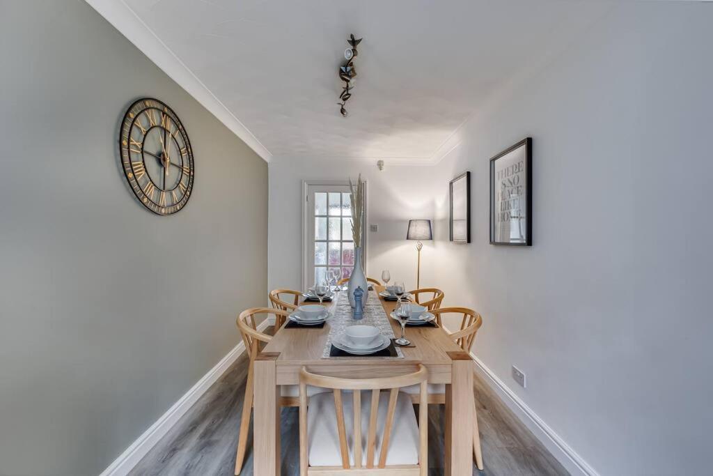 Holiday home Stylish Detached House - Close To Centre - Sleeps Up To 7 - Driveway Parking, Self Check-in, Study Room, Fast Wifi And Sky Tv By Yoko Milton Keynes
