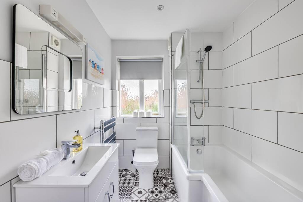 Stylish Detached House - Close To Centre - Sleeps Up To 7 - Driveway Parking, Self Check-in, Study Room, Fast Wifi And Sky Tv By Yoko Milton Keynes