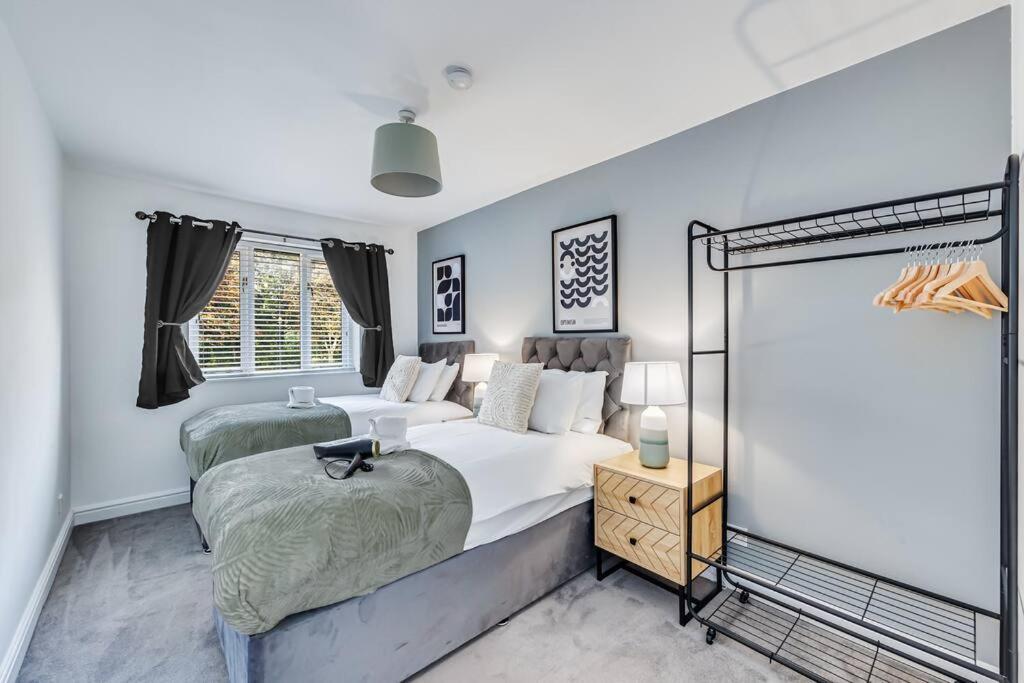 Stylish Detached House - Close To Centre - Sleeps Up To 7 - Driveway Parking, Self Check-in, Study Room, Fast Wifi And Sky Tv By Yoko