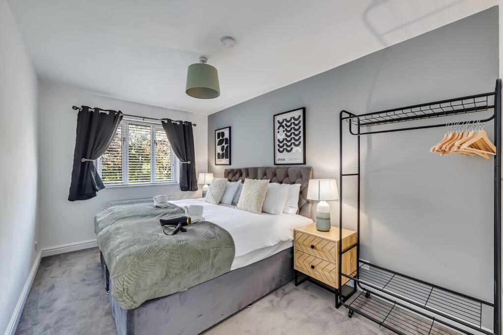 Holiday home Stylish Detached House - Close To Centre - Sleeps Up To 7 - Driveway Parking, Self Check-in, Study Room, Fast Wifi And Sky Tv By Yoko *
