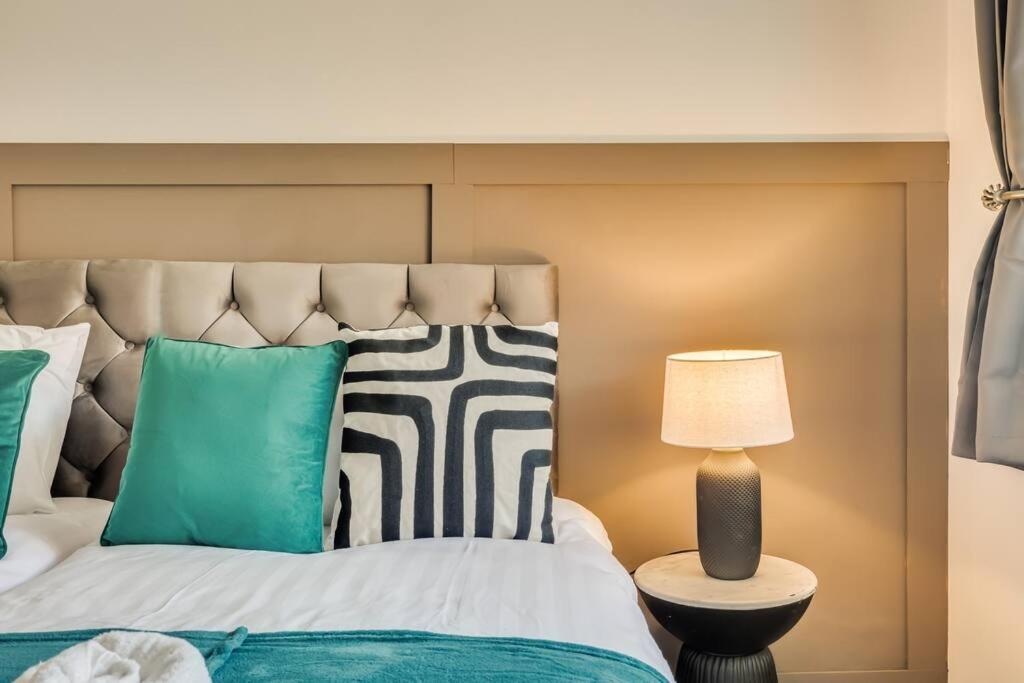 Stylish Detached House - Close To Centre - Sleeps Up To 7 - Driveway Parking, Self Check-in, Study Room, Fast Wifi And Sky Tv By Yoko Holiday home Milton Keynes