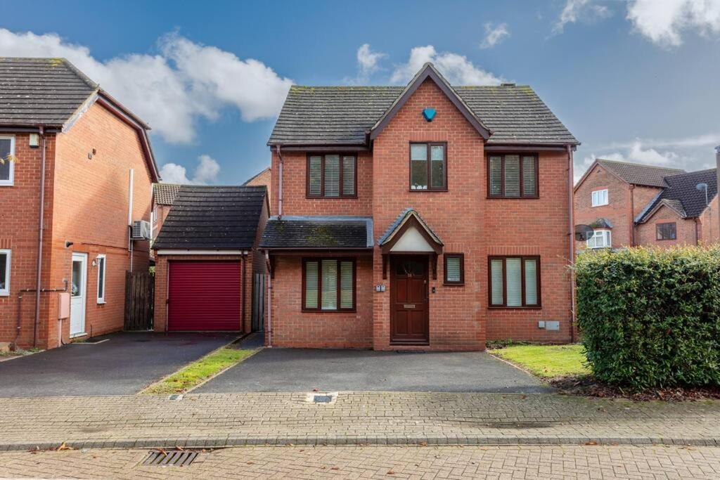 Stylish Detached House - Close To Centre - Sleeps Up To 7 - Driveway Parking, Self Check-in, Study Room, Fast Wifi And Sky Tv By Yoko Holiday home