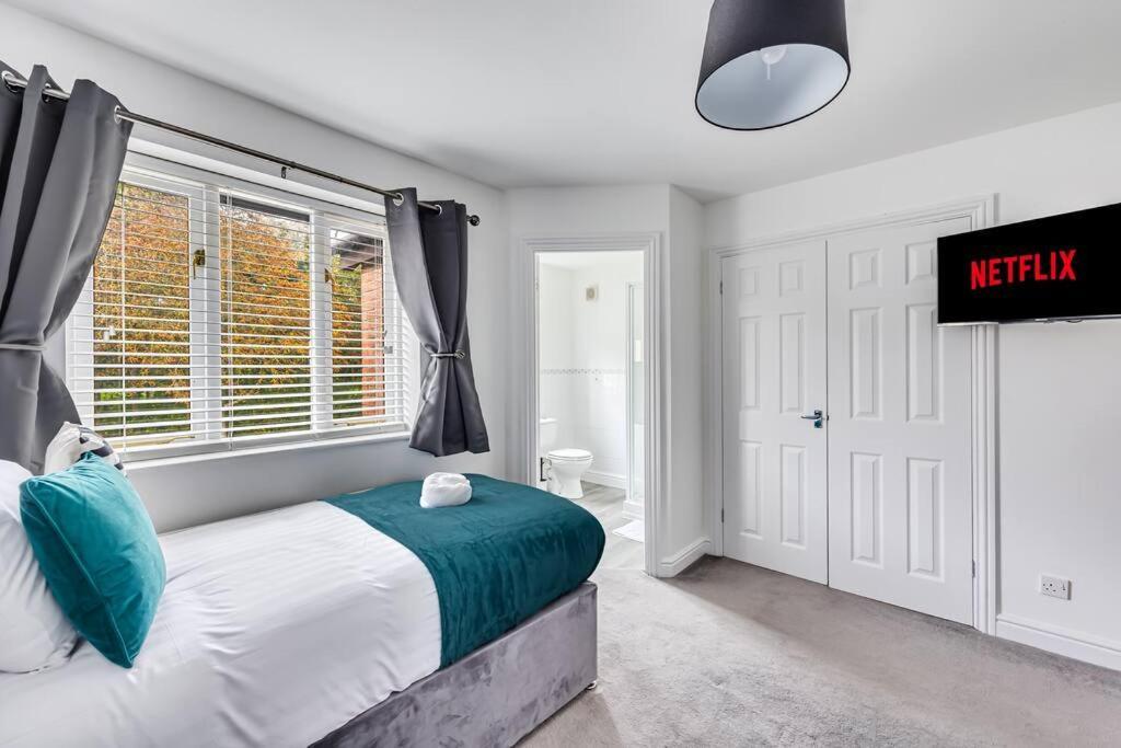 Stylish Detached House - Close To Centre - Sleeps Up To 7 - Driveway Parking, Self Check-in, Study Room, Fast Wifi And Sky Tv By Yoko Holiday home *