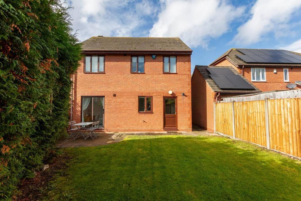Stylish Detached House - Close To Centre - Sleeps Up To 7 - Driveway Parking, Self Check-in, Study Room, Fast Wifi And Sky Tv By Yoko *