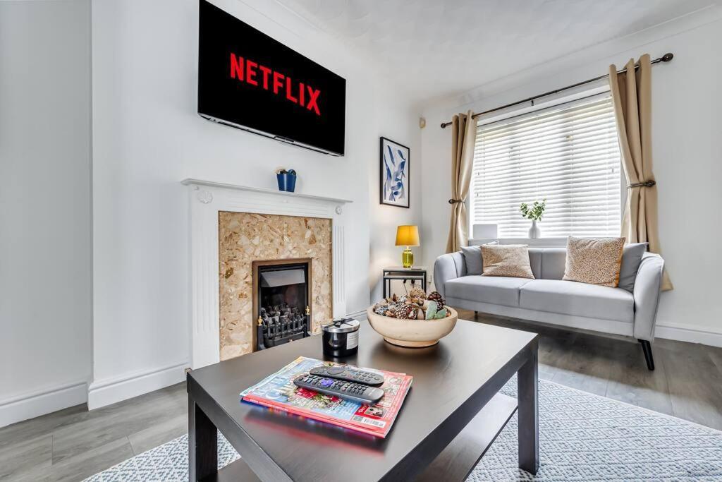 Stylish Detached House - Close To Centre - Sleeps Up To 7 - Driveway Parking, Self Check-in, Study Room, Fast Wifi And Sky Tv By Yoko Milton Keynes