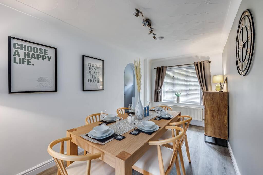 Stylish Detached House - Close To Centre - Sleeps Up To 7 - Driveway Parking, Self Check-in, Study Room, Fast Wifi And Sky Tv By Yoko * Milton Keynes