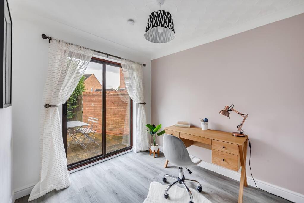 Stylish Detached House - Close To Centre - Sleeps Up To 7 - Driveway Parking, Self Check-in, Study Room, Fast Wifi And Sky Tv By Yoko Holiday home