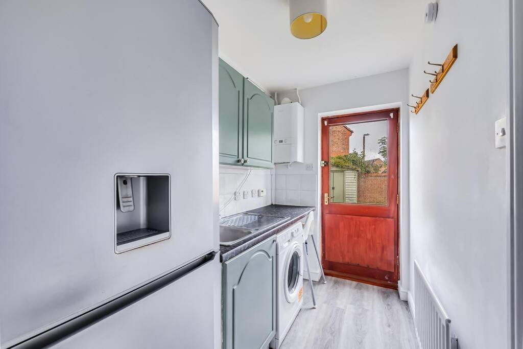 Stylish Detached House - Close To Centre - Sleeps Up To 7 - Driveway Parking, Self Check-in, Study Room, Fast Wifi And Sky Tv By Yoko Holiday home *