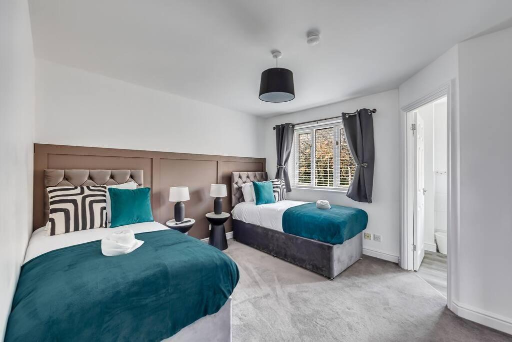 Stylish Detached House - Close To Centre - Sleeps Up To 7 - Driveway Parking, Self Check-in, Study Room, Fast Wifi And Sky Tv By Yoko *