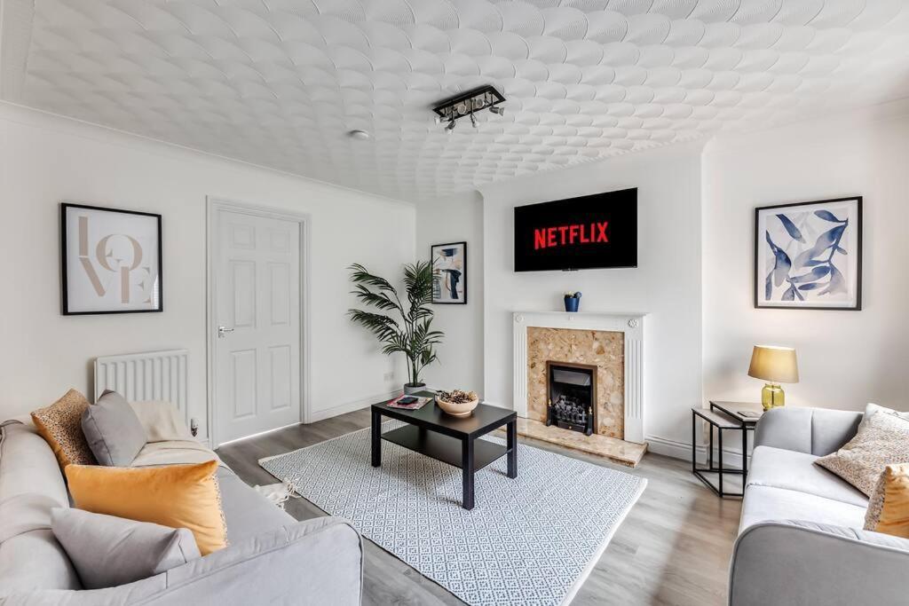 Stylish Detached House - Close To Centre - Sleeps Up To 7 - Driveway Parking, Self Check-in, Study Room, Fast Wifi And Sky Tv By Yoko Milton Keynes