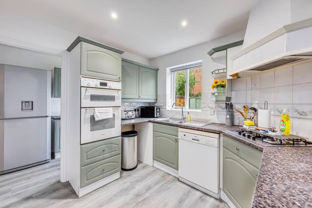 Stylish Detached House - Close To Centre - Sleeps Up To 7 - Driveway Parking, Self Check-in, Study Room, Fast Wifi And Sky Tv By Yoko * Milton Keynes