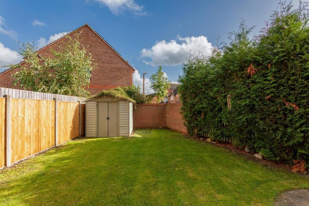 Stylish Detached House - Close To Centre - Sleeps Up To 7 - Driveway Parking, Self Check-in, Study Room, Fast Wifi And Sky Tv By Yoko