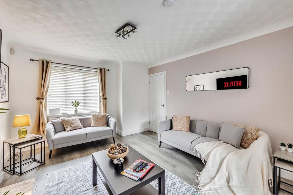 Holiday home Stylish Detached House - Close To Centre - Sleeps Up To 7 - Driveway Parking, Self Check-in, Study Room, Fast Wifi And Sky Tv By Yoko