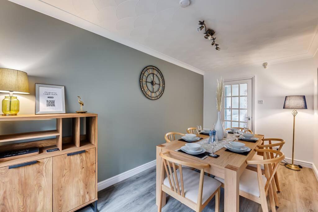 Stylish Detached House - Close To Centre - Sleeps Up To 7 - Driveway Parking, Self Check-in, Study Room, Fast Wifi And Sky Tv By Yoko Milton Keynes