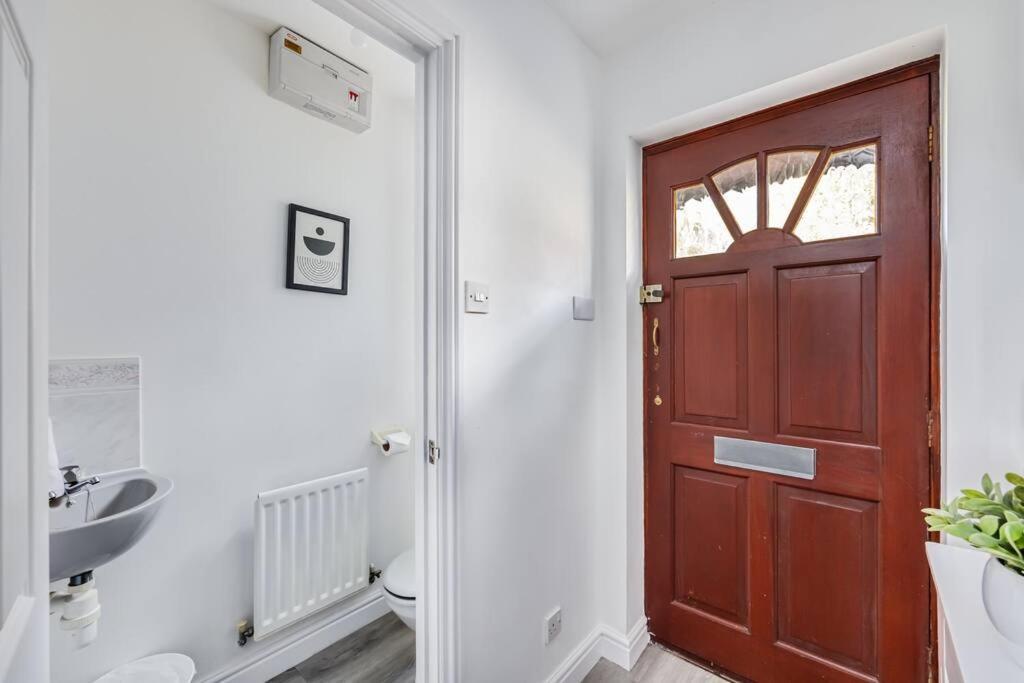 Holiday home Stylish Detached House - Close To Centre - Sleeps Up To 7 - Driveway Parking, Self Check-in, Study Room, Fast Wifi And Sky Tv By Yoko *